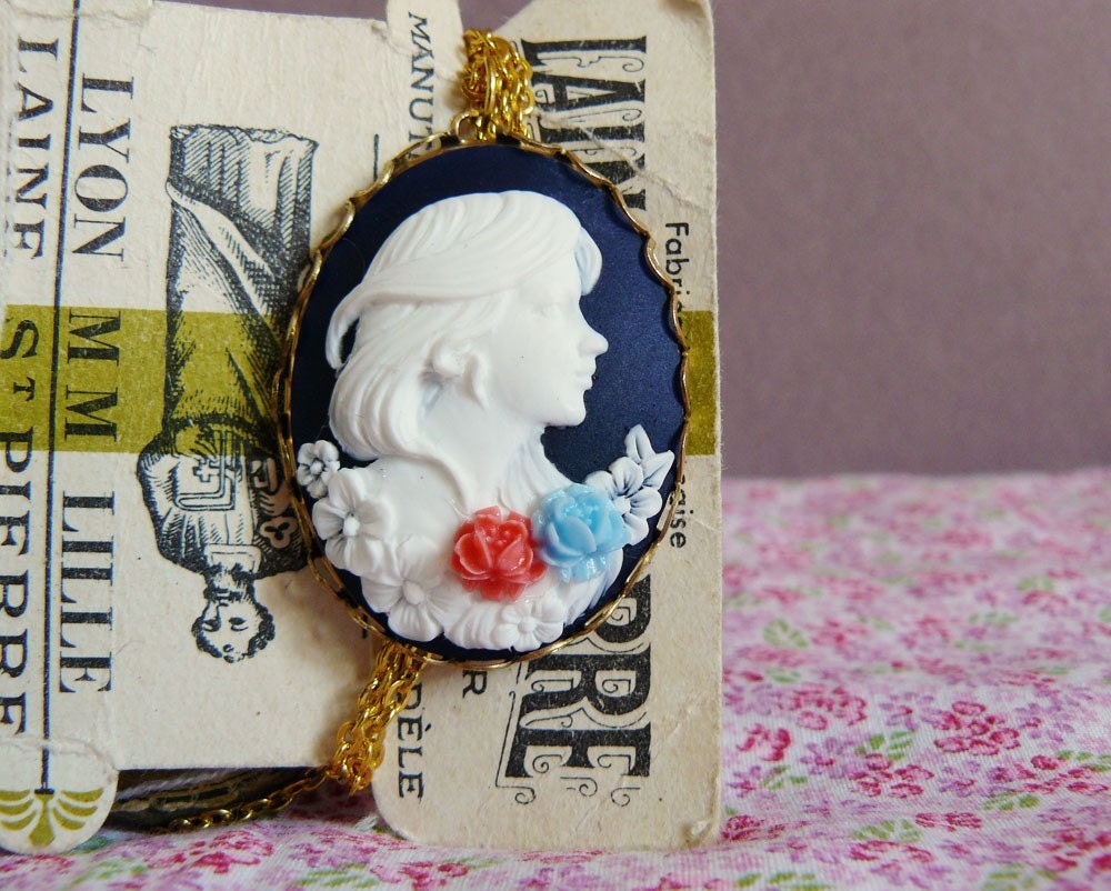 SALAMMBO navy cameo  necklace