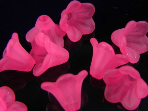 10 pieces - Deep Pink Lucite Medium Petunia Flower Beads - 14x10mm