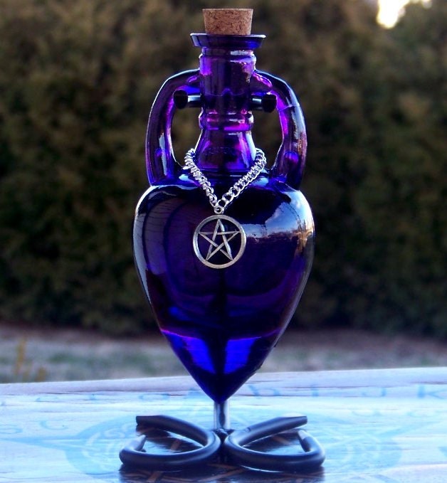 WISE WITCH Pentacle Sapphire Purple Amphora Magic Potion Bottle, Enchanting Corked Glass Vessel with Sturdy Metal Stand