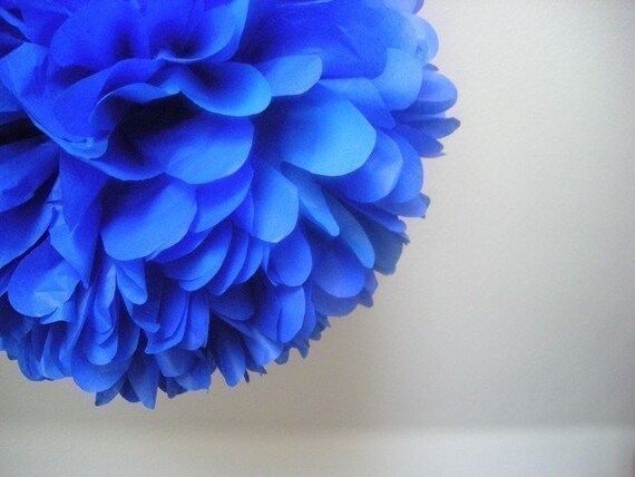 Cobalt ... 1 tissue paper pom // wedding decorations // diy // paper flowers // aisle marker // home decor // party decoration Il_570xn