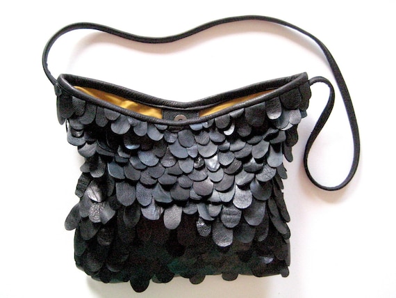M scale dark bag