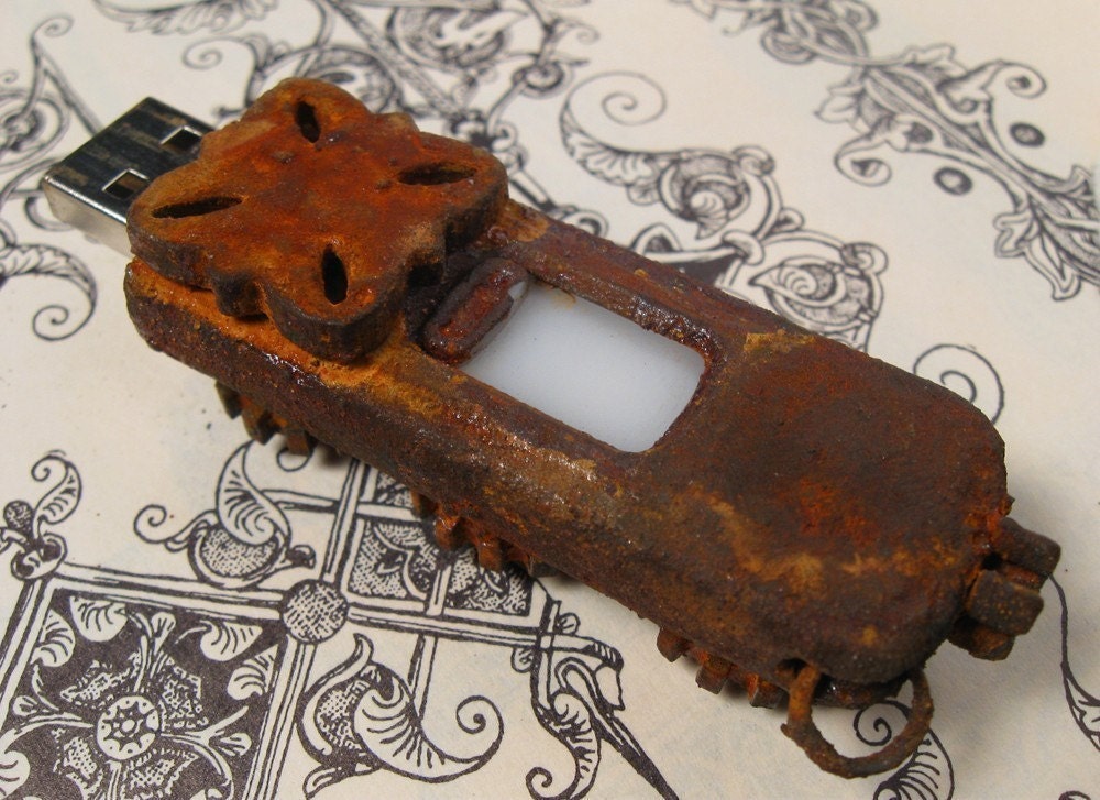 Steampunk USB Drive - Rusted Industrial Wasteland - 3 Gears that all move in conjunction..4 GB