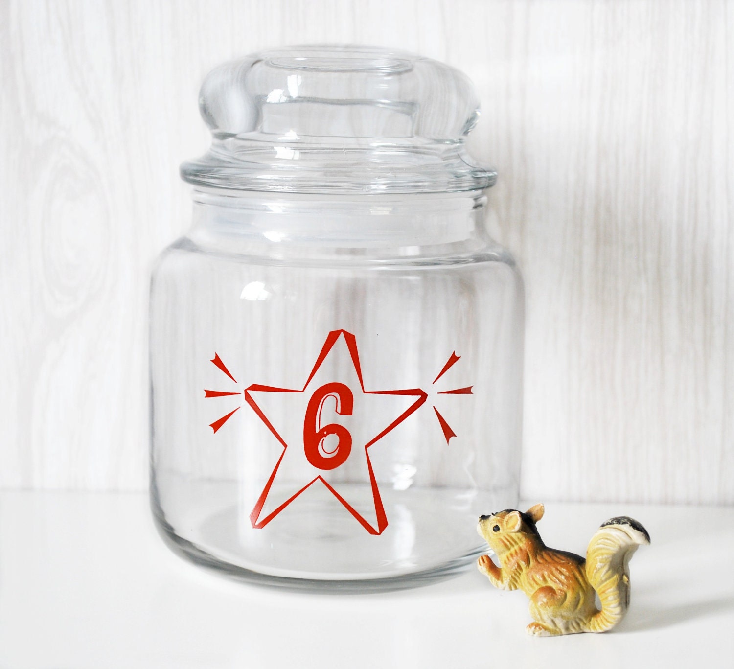 vintage / / GLASS JAR / / red
