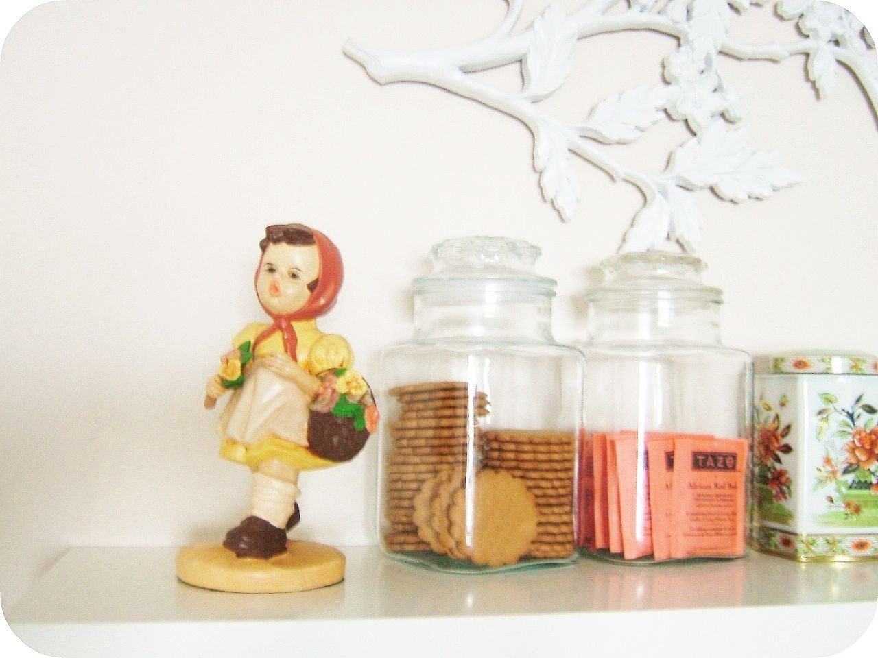 vintage / / RED RIDING HOOD / / girl figurine