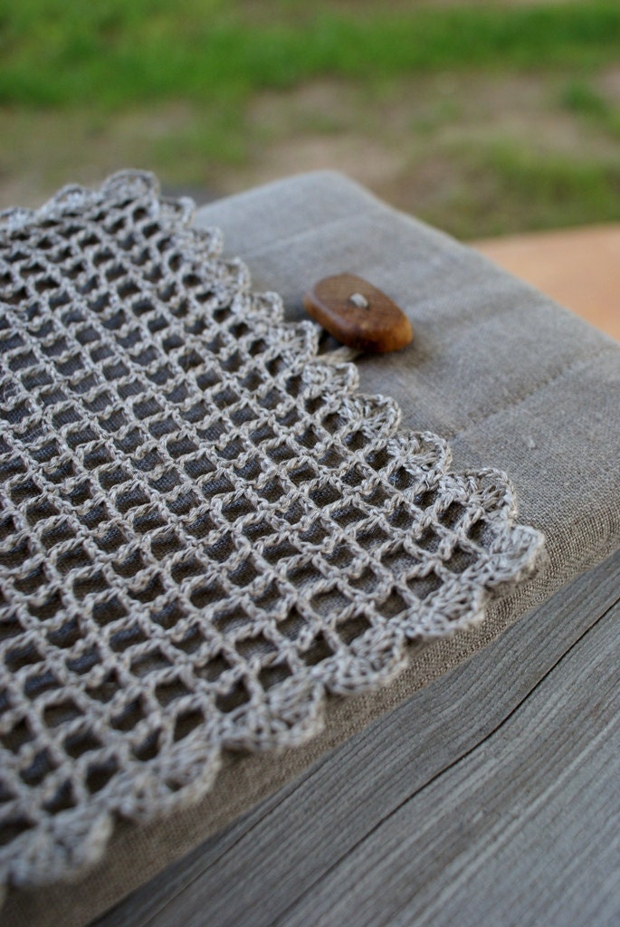 This is a high quality bag or sleeve for Apple Ipad with three pockets/ paded/ linen