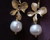 Gold flower white freshwater pearl earrings