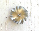Flower brooch in gold, anodised aluminium and sterling silver