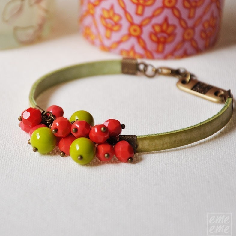Bracelet Green ribbon bracelet with fucsia and green beads