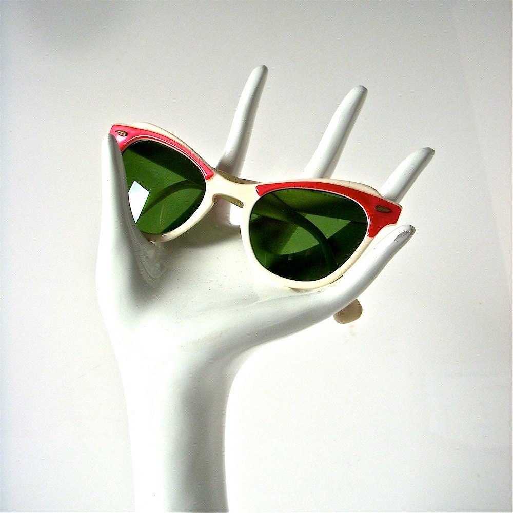 50s sunglasses - Mad Men beach chic - red/white cat eye with green lenses - like new vintage - Betty Draper chic