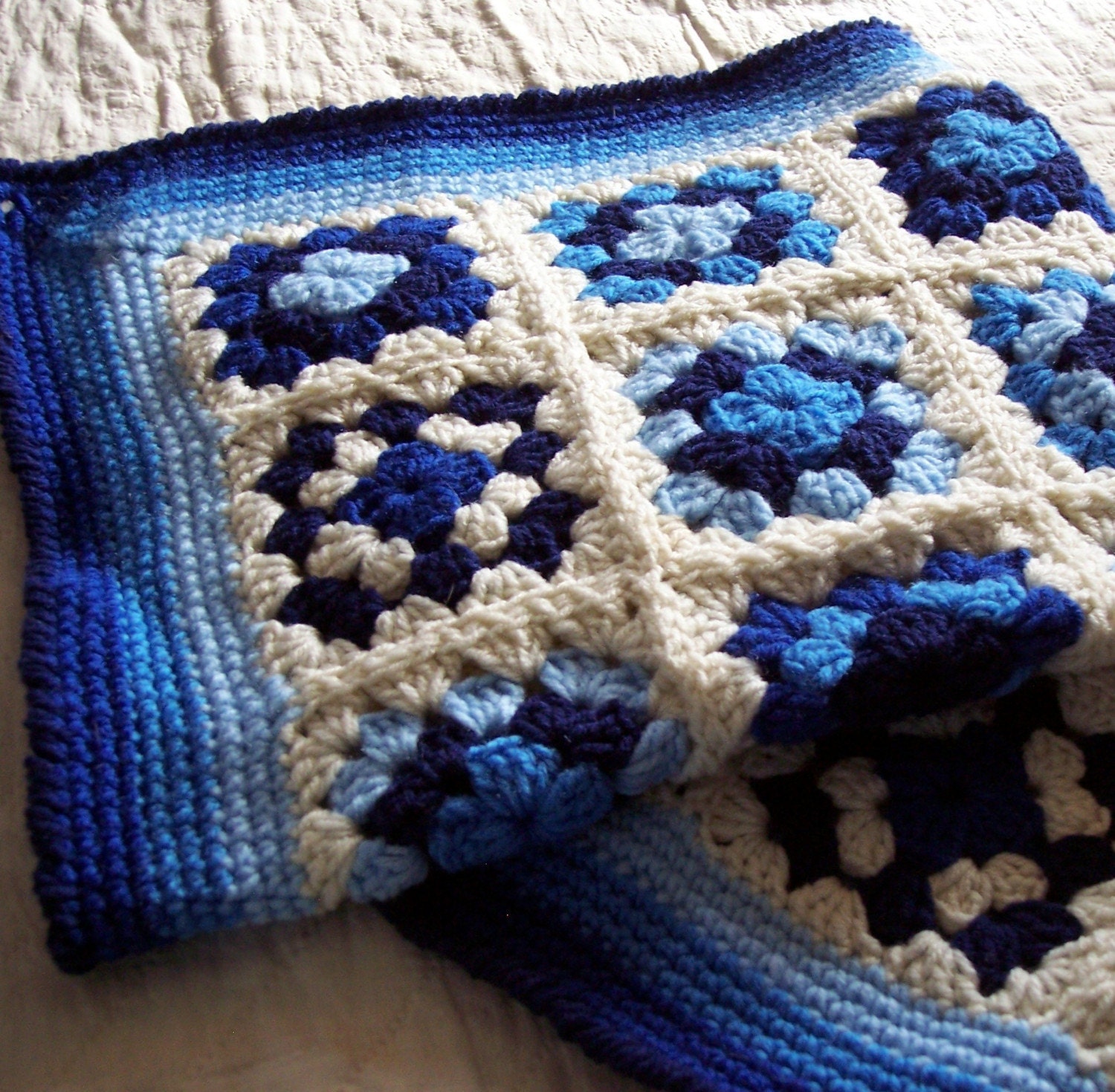 Crochet Baby Blanket... Granny Squares... Vintage Style Baby Blankie in Ivory Cream / Baby Blue / Cornflower Blue / Navy Blue
