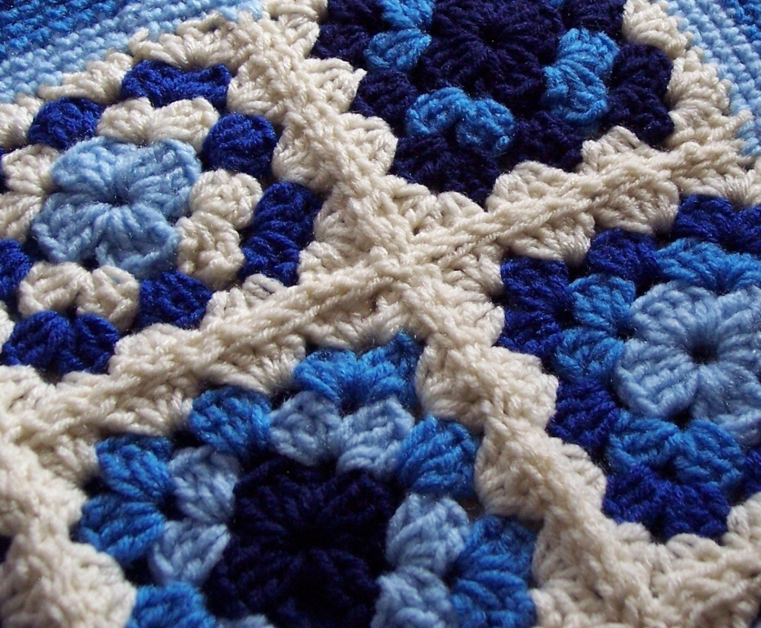 Crochet Baby Blanket... Granny Squares... Vintage Style Baby Blankie in Ivory Cream / Baby Blue / Cornflower Blue / Navy Blue