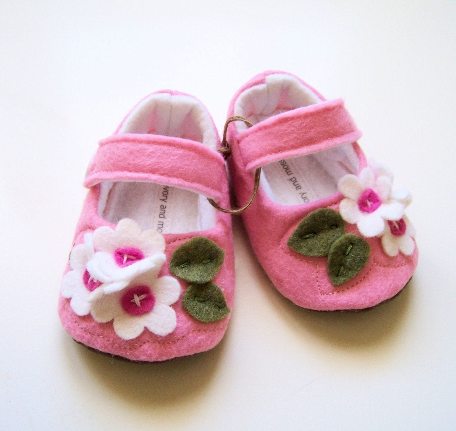 Pink baby girls shoes, flower baby booties, felt baby shoes, pink flower booties