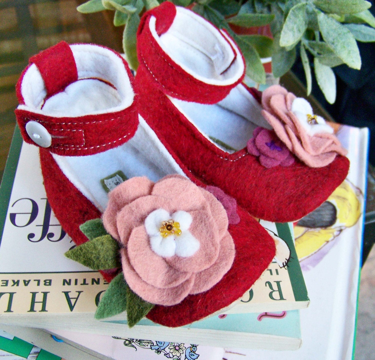 Red baby girls shoes, Booties, BABY, shoes, wool felt, red, flowers,