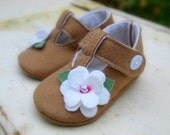 Baby, Shoes, toddler, wool felt, tan, cream, flowers, wedding, white felt baby shoes, cream booties, baby girl booties, flower maryjanes