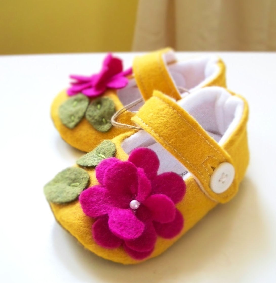 Yellow baby girls shoes, flower baby booties, felt baby shoes, pink flower booties