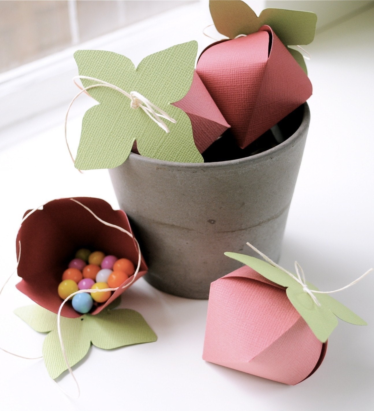 Strawberry shaped favor boxes (4)