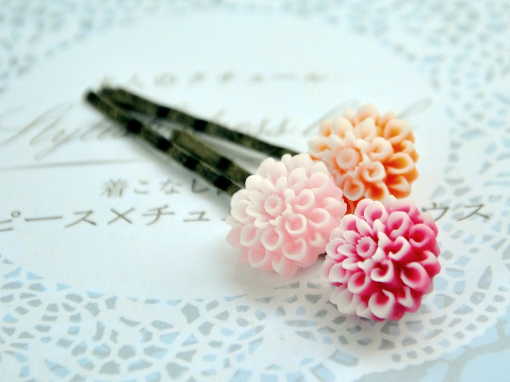 Peaches and Apricots BobbyPins - 3 pcs - Lucite flowers and Antiqued Brass