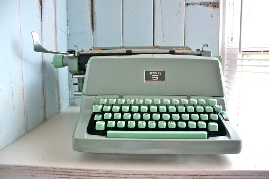 HeRMeS 9 TYPeWRiTeR . CLaSSiC ViNTaGe CHaRaCTeR and STYLe