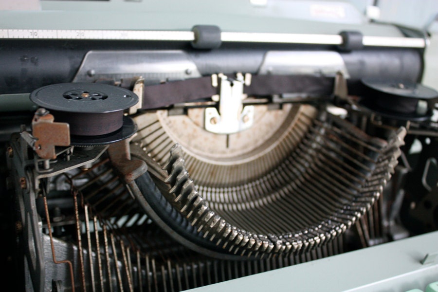 HeRMeS 9 TYPeWRiTeR . CLaSSiC ViNTaGe CHaRaCTeR and STYLe