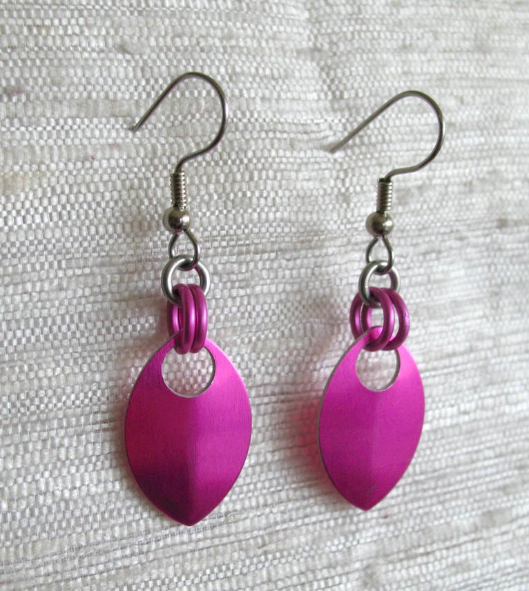 Single Leaf Chainmaille Earrings (Pink)