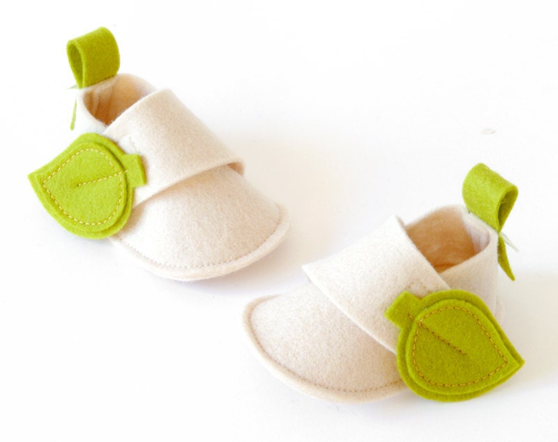 Newborn boys & girls baby shoes, white booties with green leaves, eco friendly infant slippers in pure wool, baby shower gift