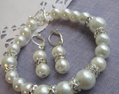 Classic single strand white glass pearl bracelet. FREE matching earring. Other colours available. Perfect for bride.