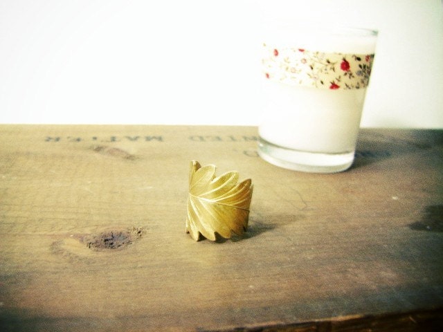 Wide leaf - brass ring