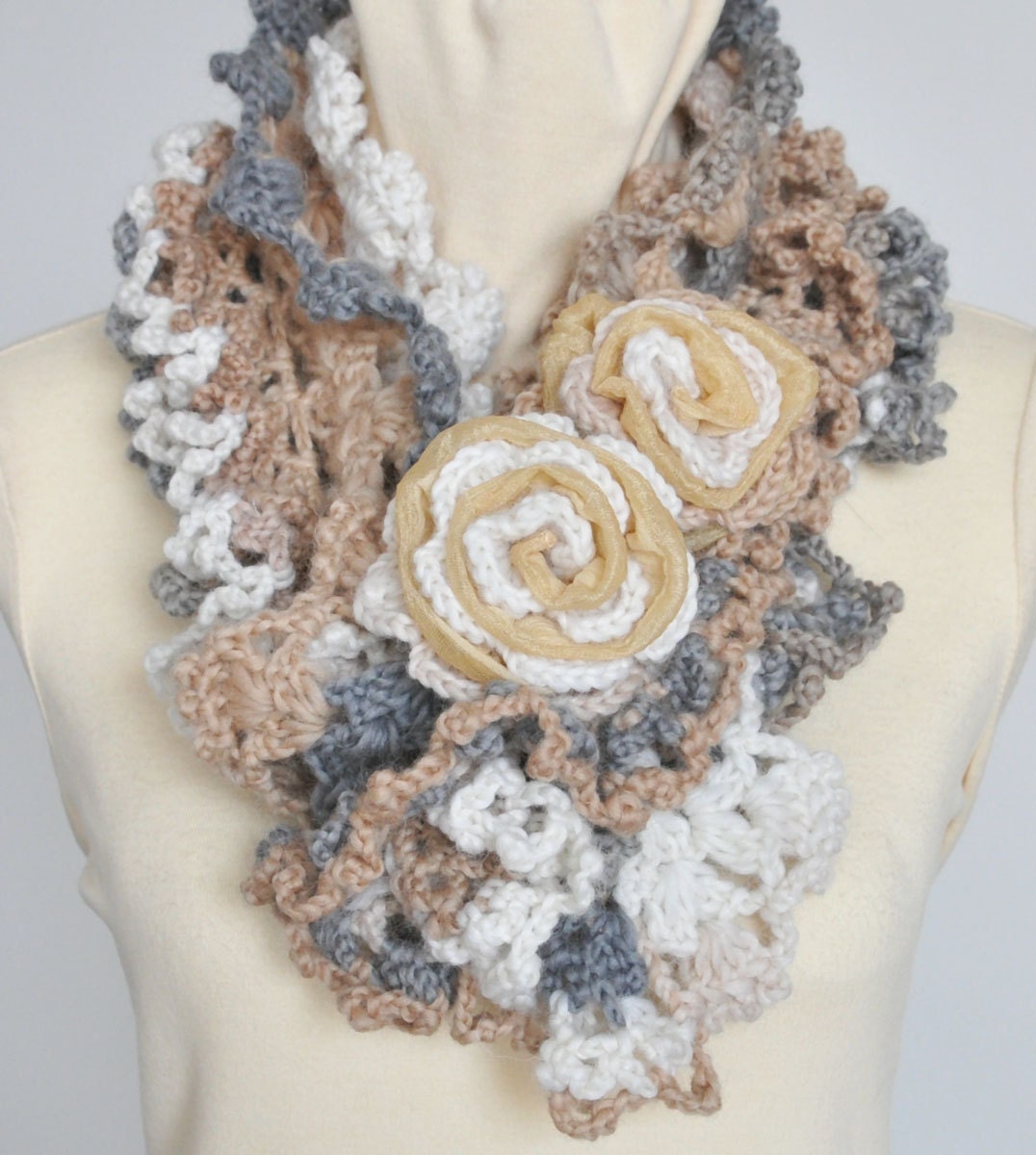 RUFFLE 2011 - Cream - Crochet Multicolor Ruffle Scarf WZ Rose Applique