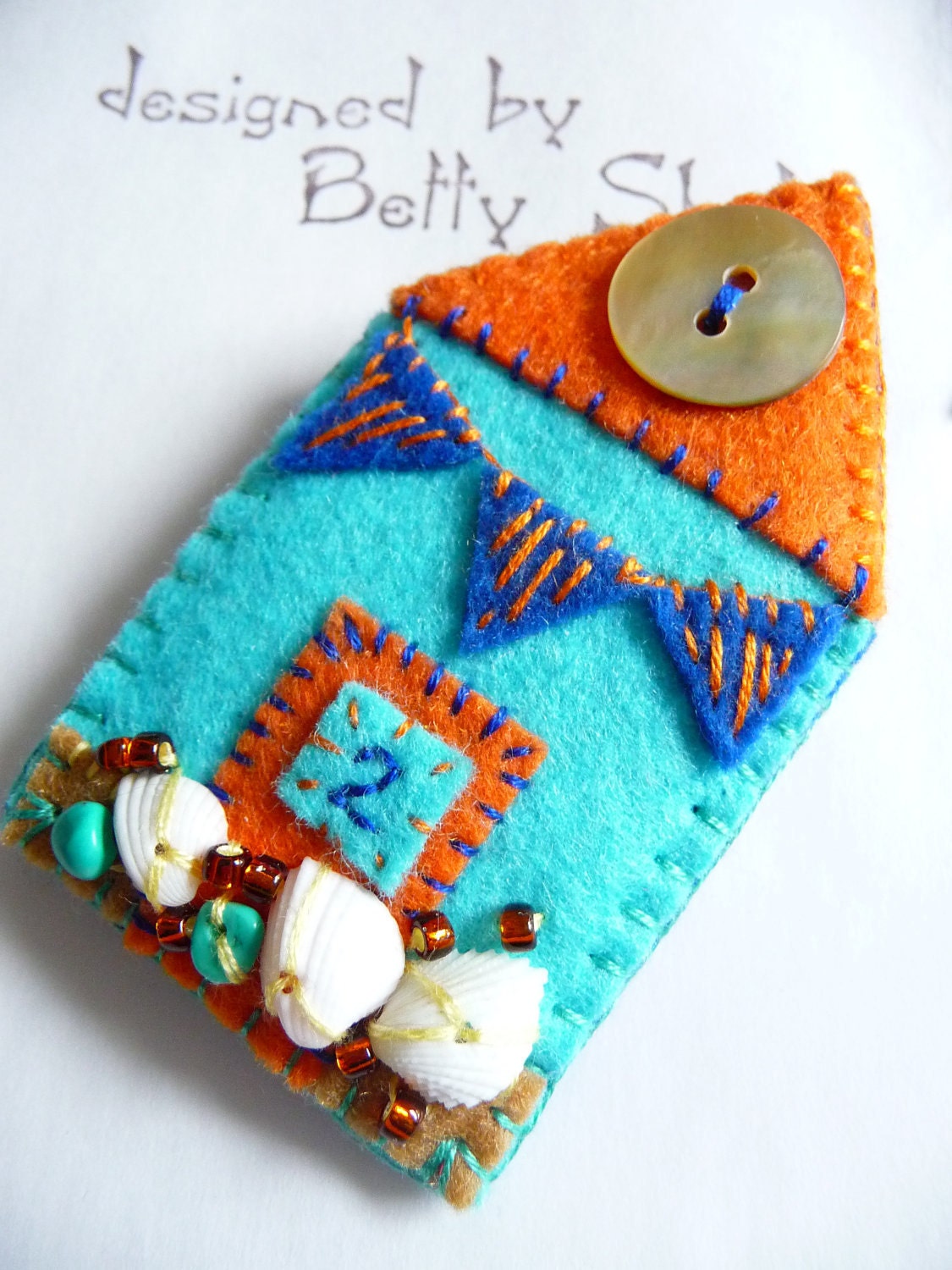 ES711/084  Beside The Seaside Theme -  Beach Hut Handmade Felt Brooch