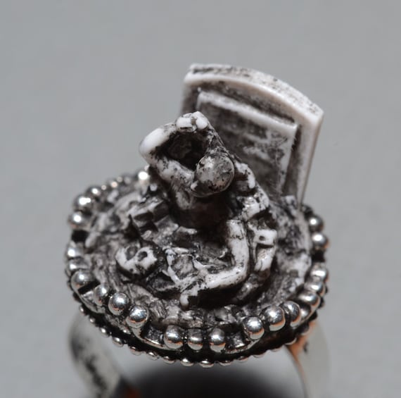 Horror  Ring - Rising from the Grave Zombie