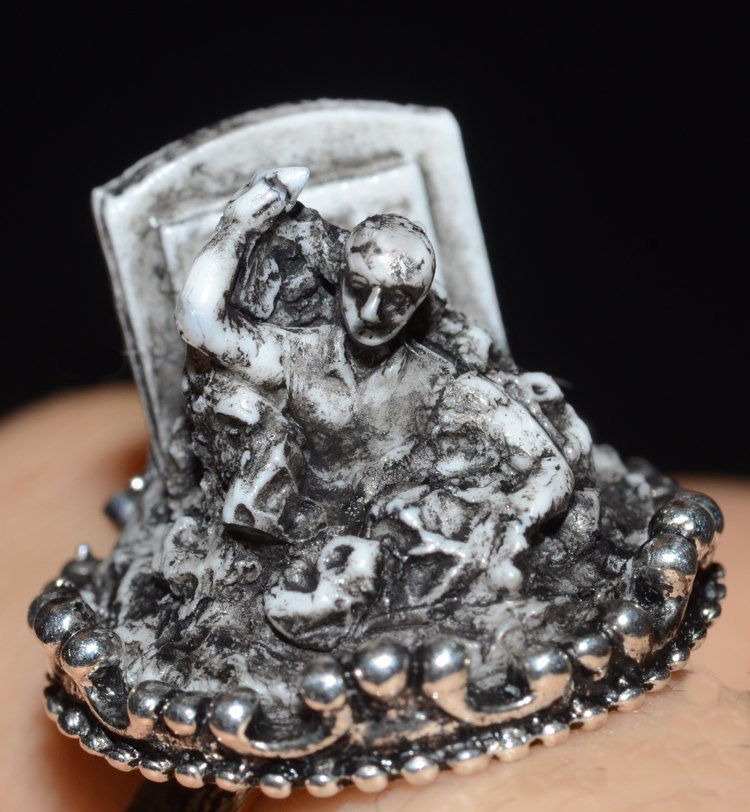 Horror  Ring - Rising from the Grave Zombie