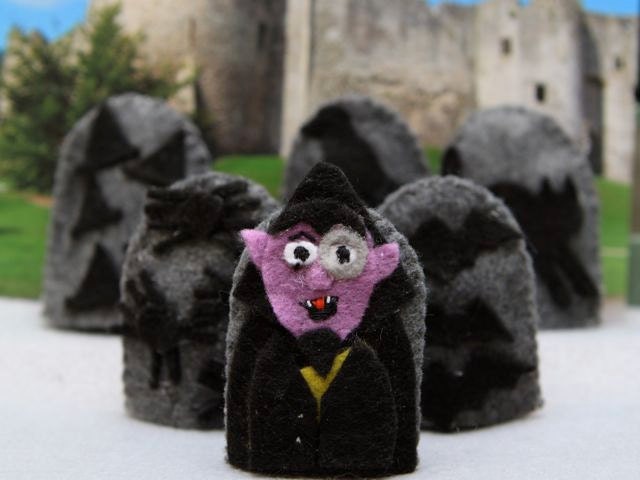 Count Von Count likes to count - finger puppet set
