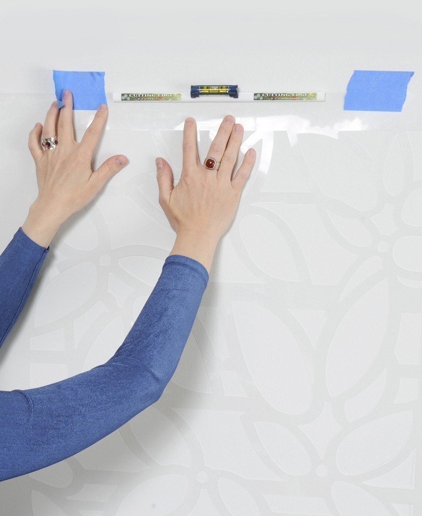 Clip-On STENCIL LEVEL, Perfect innovative tool for positioning and leveling wall stencils