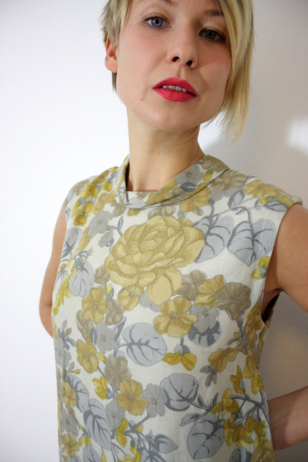 Vintage dress / 60s gray and yellow floral Twiggy / size M