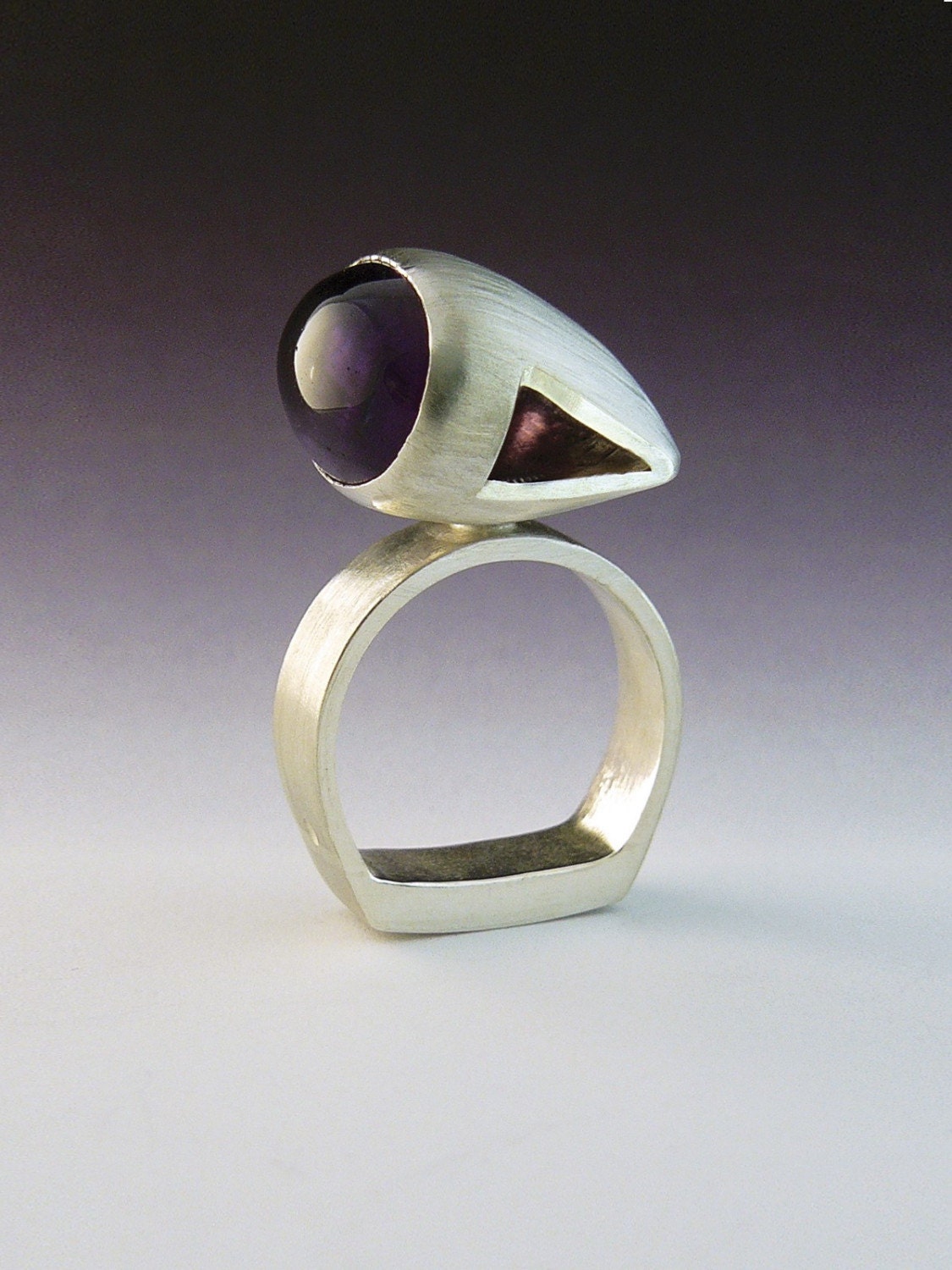 Tundal (Silver ring with amethyst cabochon)