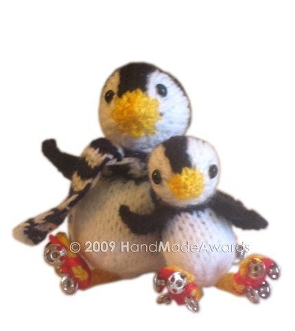 PINGUINOS PATINADORES Papi pinguino y su hijito patinando con patines de ruedas PDF email PATRON PARA TEJER con LANA