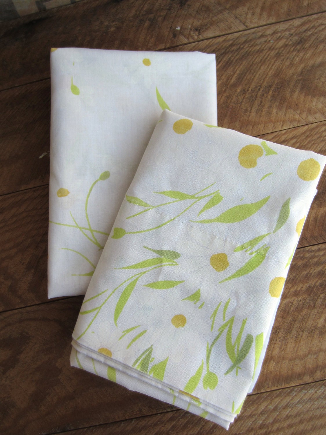 Vintage White Daisy Pillowcases Pair