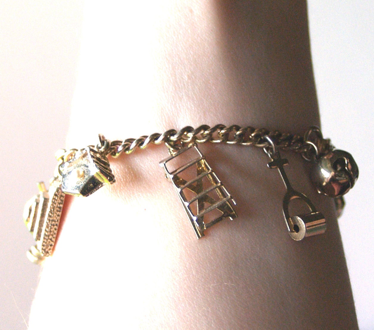 VTG 1950s gold tone charm bracelet