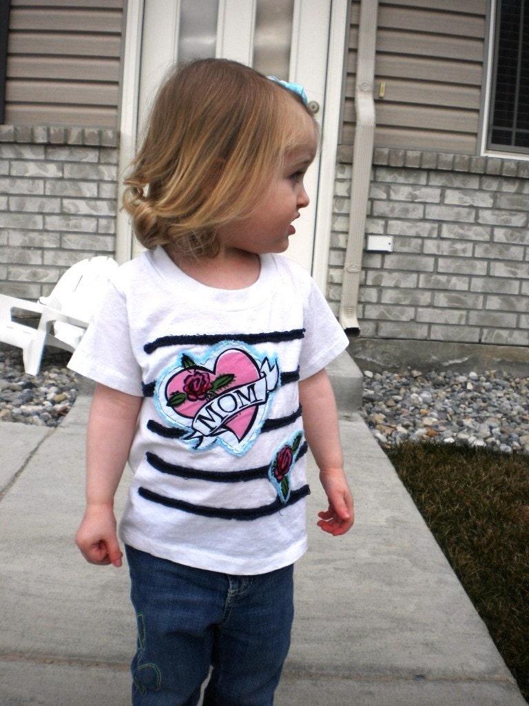 I HEART MOM unique applique children's t-shirt . Great Mother's Day Shirt .