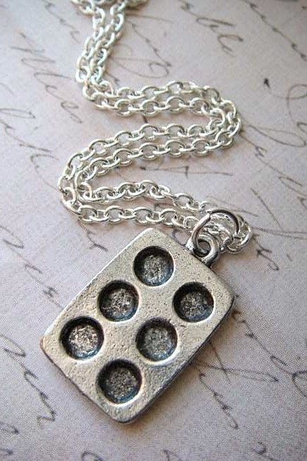 MUFFIN PAN -  Pewter Charm