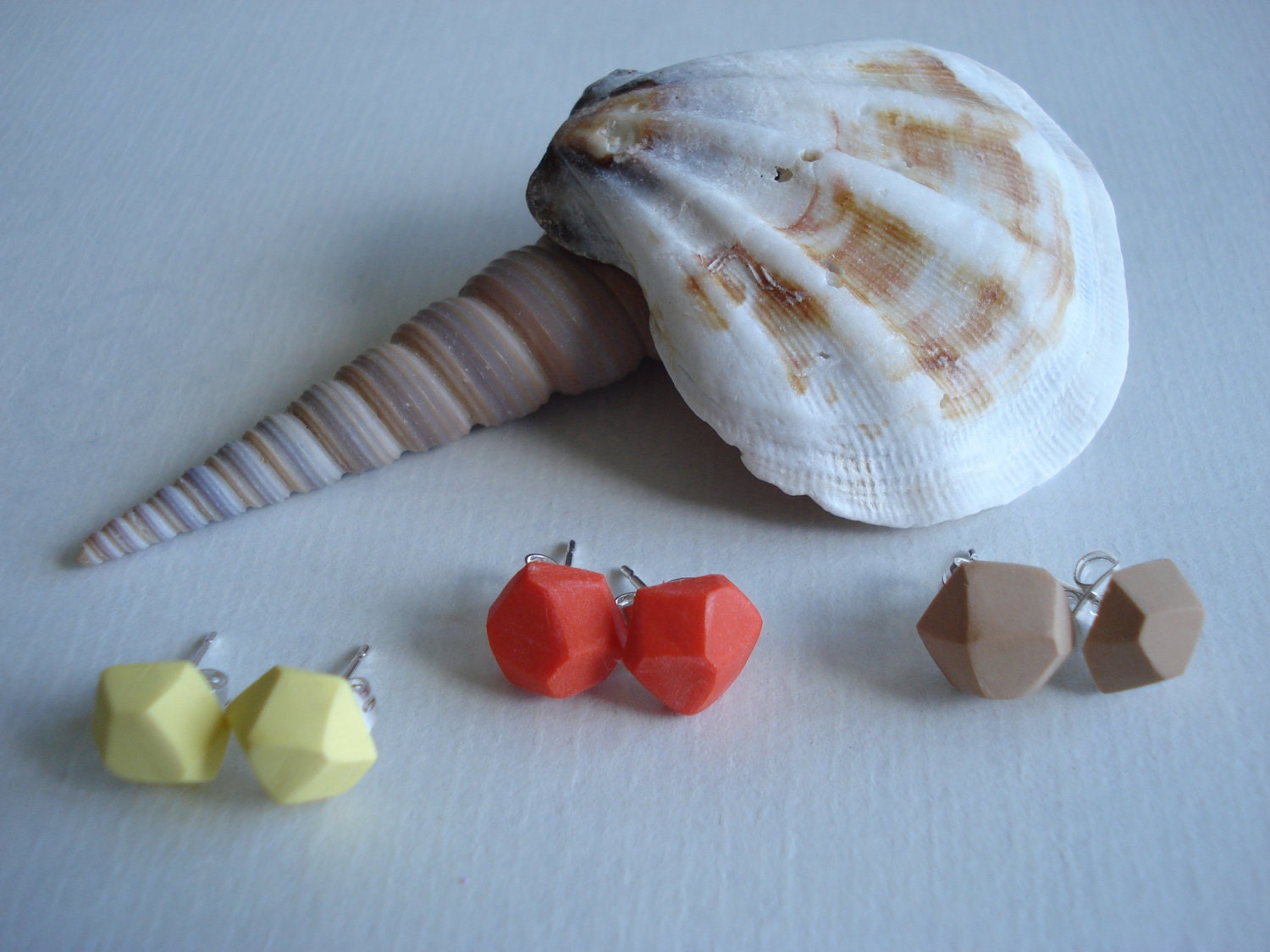 hot coral - gem-cut clay stud earrings img