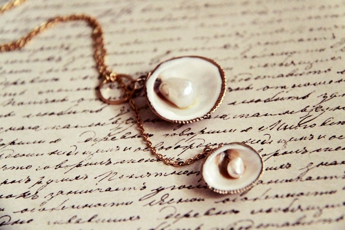 A Day at the Beach - Sea Shells Lariat on 14K Gold Plated Chain Necklace . Pearls . Nautical
