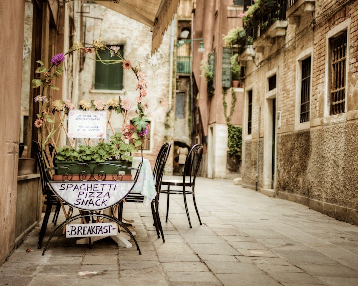 Venice photo - food cart - cafe restaurant eating cute whimsical quaint Italian cuisine - Spaghetti Pizza Snack - ven0012