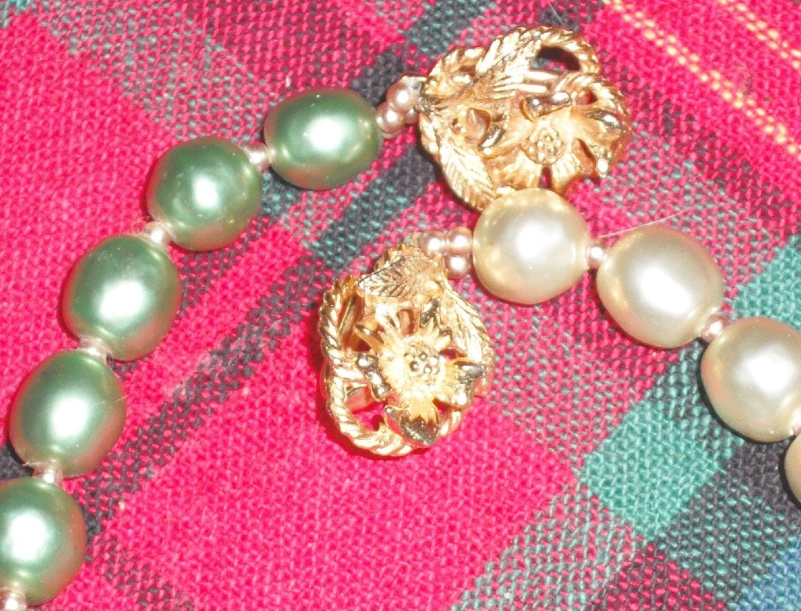 SWEATER GUARD with Baroque Pearls - Vintage