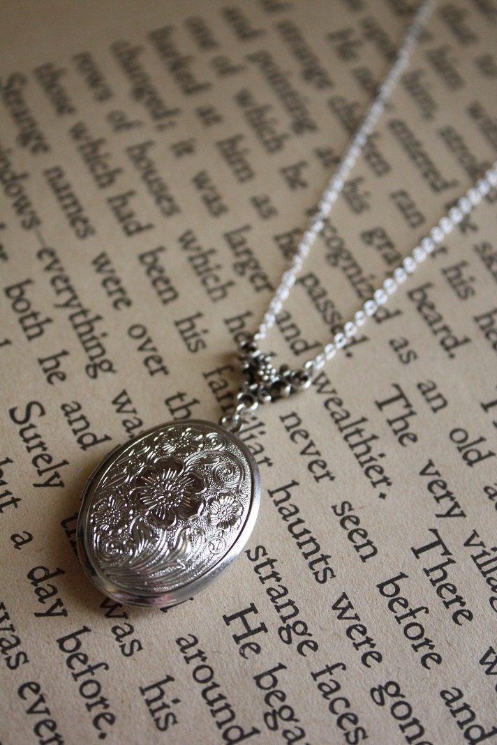 ON SALE Vintage Silver Flower Locket