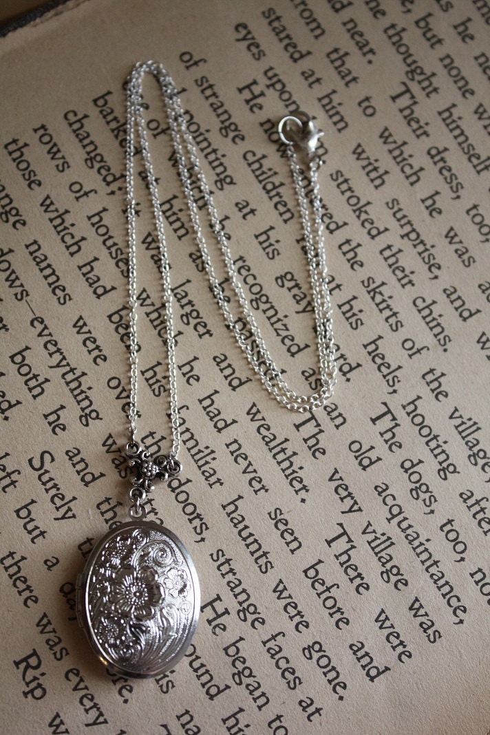 ON SALE Vintage Silver Flower Locket