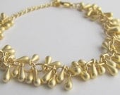 Tiny teardrops bracelet in gold (B20)