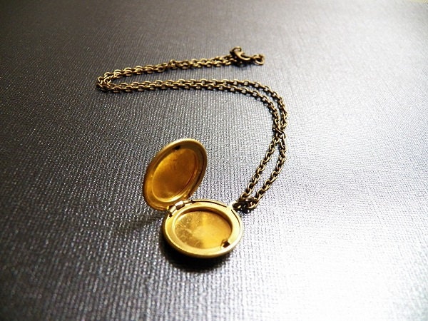 ON SALE - Gold Brass Vintage Round Locket - Pendant - Necklace - Keepsake Jewelry