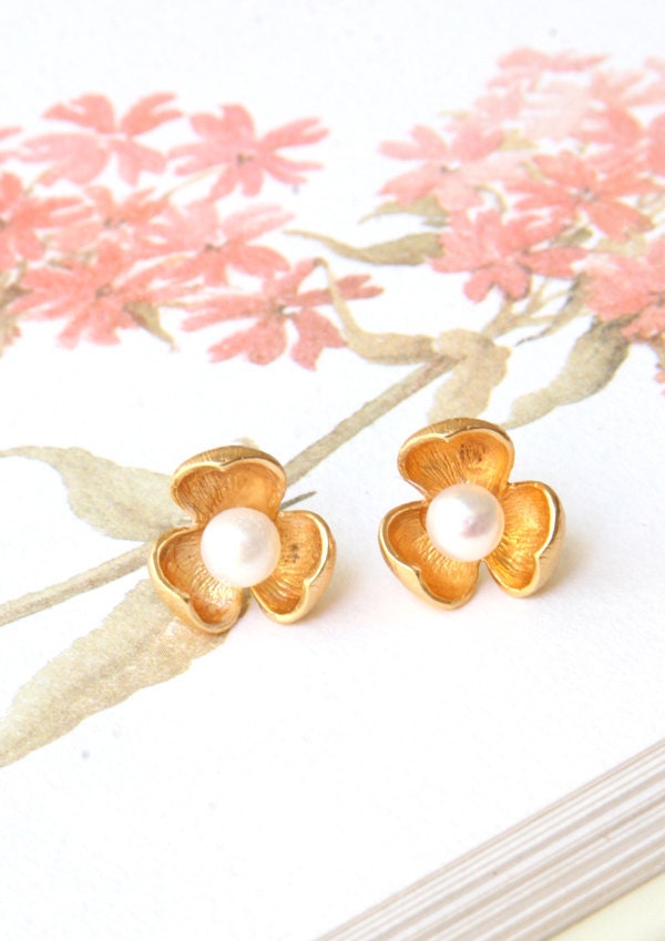 Grecian jewelry grecian earrings Grecian Goddess Earrings Flowers and pearls - shabby chic wedding