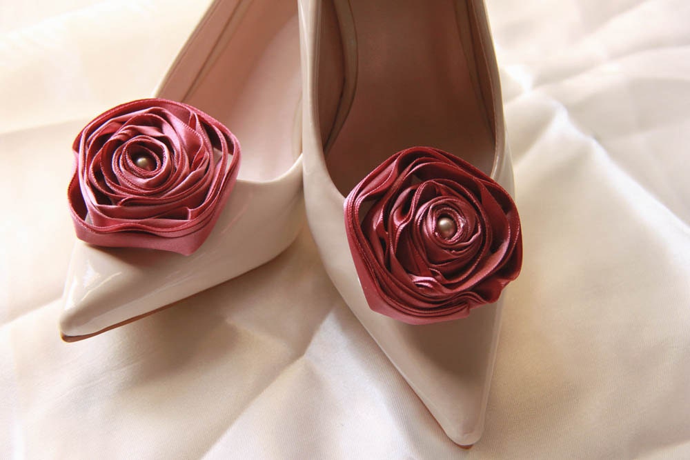 Leanette - Coral pink satin shoe clip with Swarovski pearl